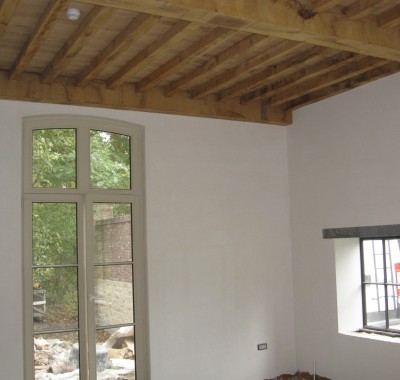 Renovatiewerken omvatten uitgebreide activiteiten met als doel het repareren, vernieuwen of verbeteren van bestaande bouwstructuren, zowel binnen als buiten gebouwen.